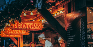 Каток, глинтвейн, огоньки и подарки: топ новогодних ярмарок и базаров Петербурга 2022/2023