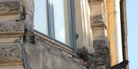 В Кировском районе прокуратура заставила УК отремонтировать фасад дома