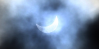 Жители России наблюдали солнечное затмение утром в понедельник