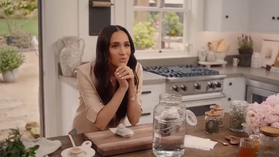 Неожиданный момент на Paris Fashion Week: Меган Маркл и дизайнер Balenciaga