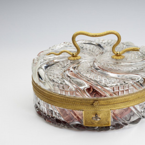 Выставка "«…Блеск кристалла и тонкость граней…». Русское стекло XVIII – начала ХХ века с резьбой и гравировкой"