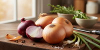 Пять неожиданных способов применения луковой шелухи в быту и саду