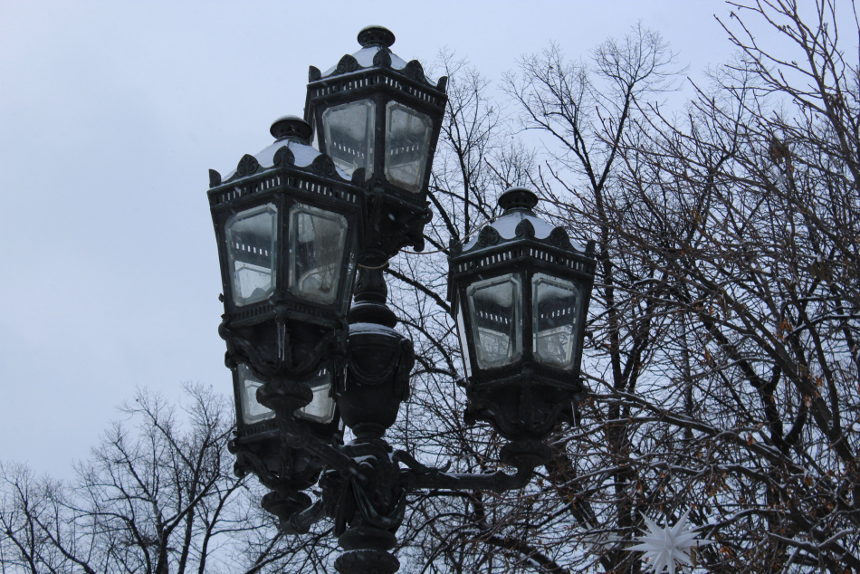На улице Калинина в Петербурге появились новые светодиодные фонари
