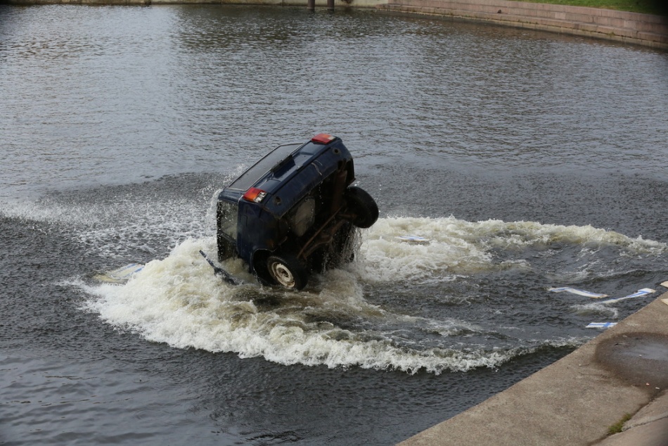 Стали известны детали гибели водителя после падения авто в Неву на Васильевском
