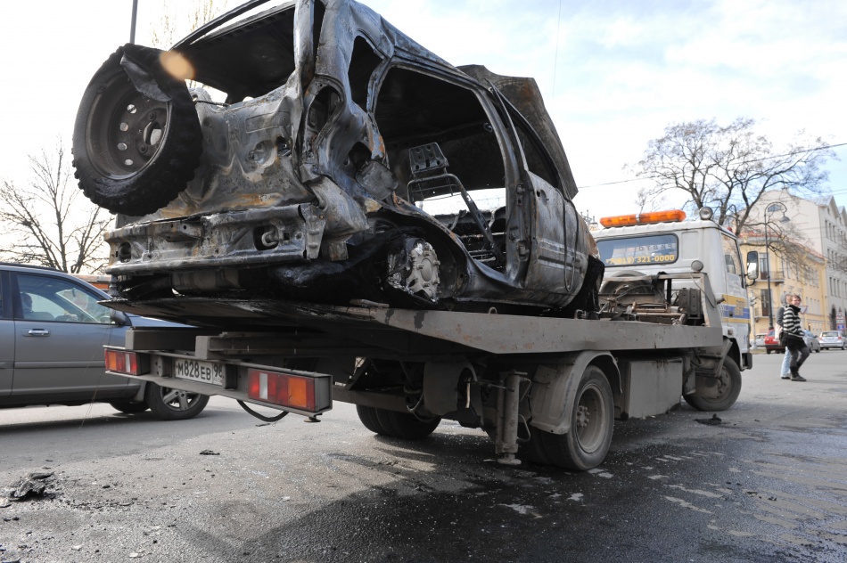 На Ленинском проспекте после столкновения двух иномарок дотла сгорел автомобиль Kia