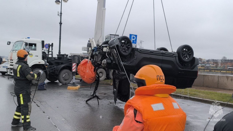 Выживший при падении внедорожника в Неву оказался росгвардейцем