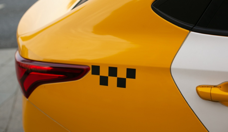 Бдительный таксист в Москве помог спасти 2,5 миллиона рублей пенсионерки