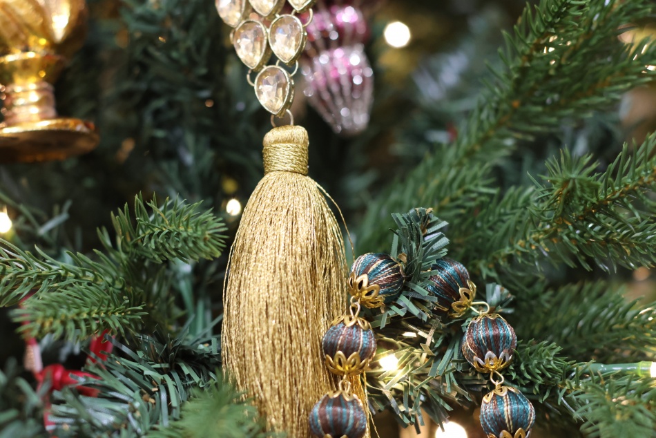 Как избежать штрафа за новогодние украшения и шум в подъезде