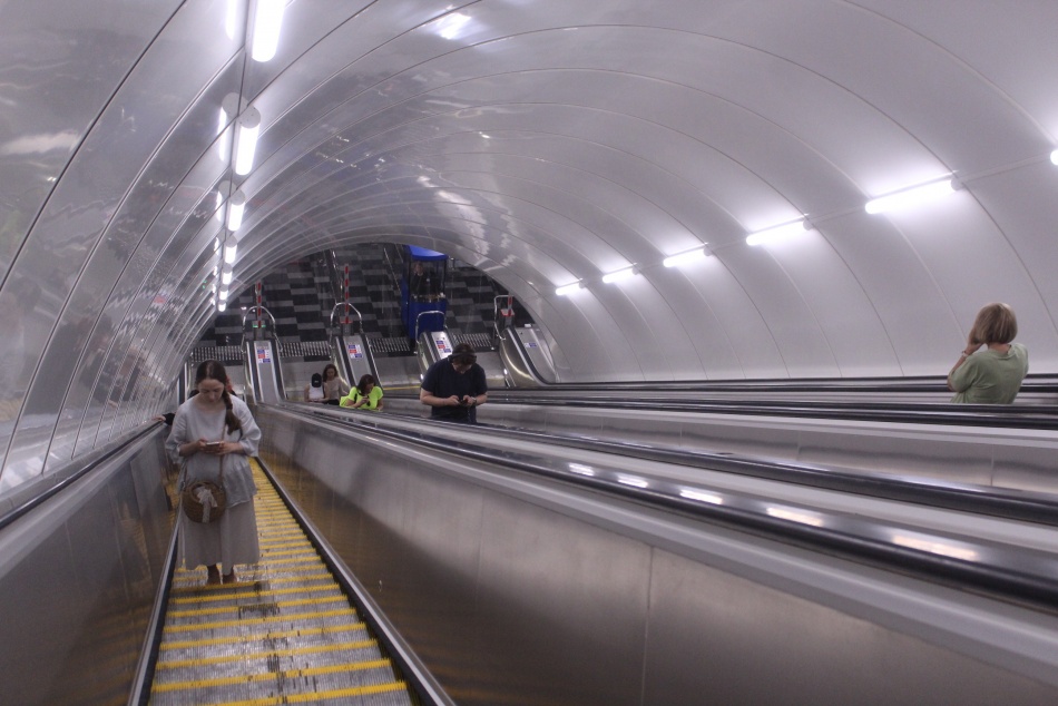 Эскалаторы на новых станциях метро Петербурга прошли испытания с пассажирами