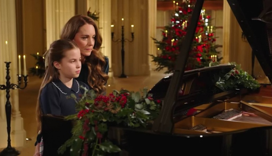 Кейт Миддлтон и принцесса Шарлотта исполнили дуэт на рояле на рождественском концерте
