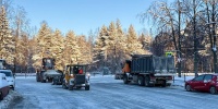 В Петербурге тысячи дворников и техника борются с последствиями снегопадов