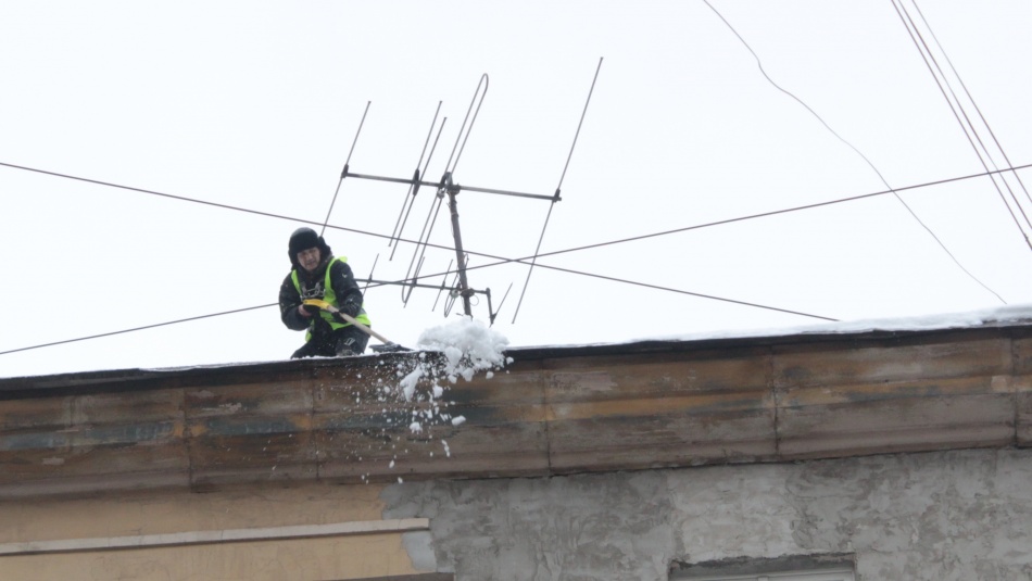 В Петербурге установили крайний срок для полной уборки снега с улиц и крыш