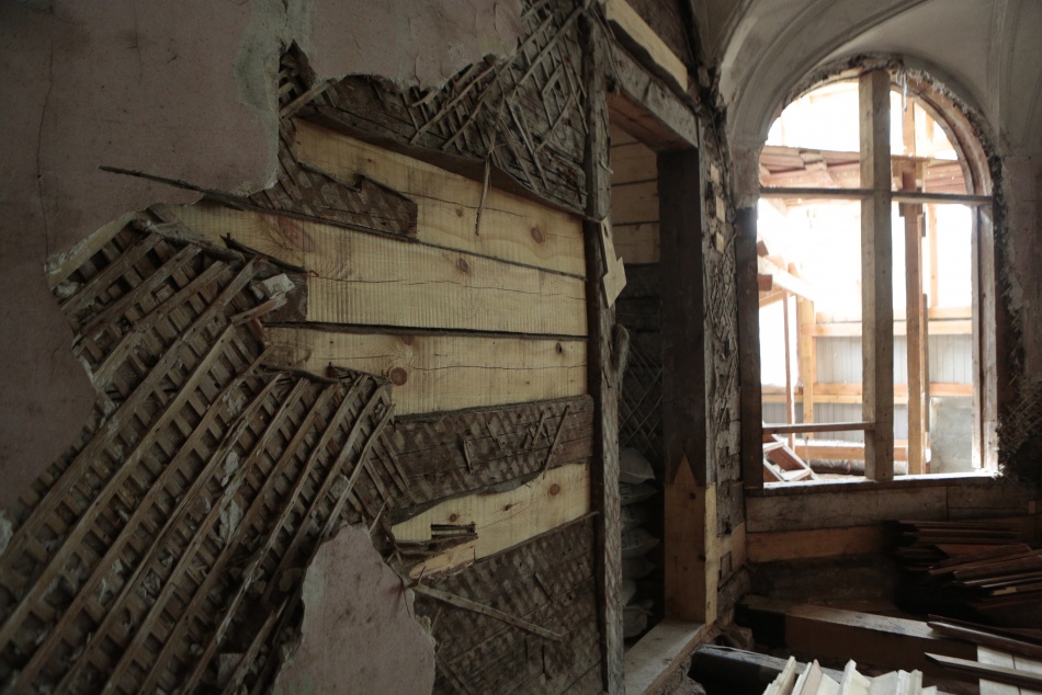 Прокуратура заставила управляющую компанию отремонтировать дом с трещинами на Шкапина