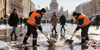 Дорожные службы Петербурга борются с последствиями метели и внезапных луж