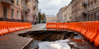 На Руставели в Петербурге провалился тротуар и появилась огромная дыра